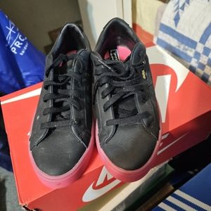 Black Adidas w Pink gum sole sz 7
